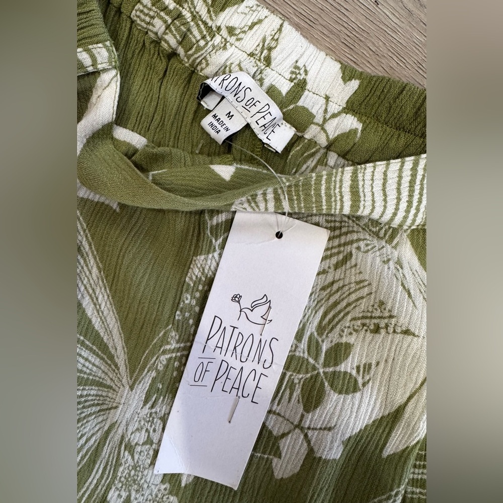 Patrons of Peace Green Floral Women's Shorts 💚
*NEW WITH TAGS 🏷️ - Picture 3 of 6